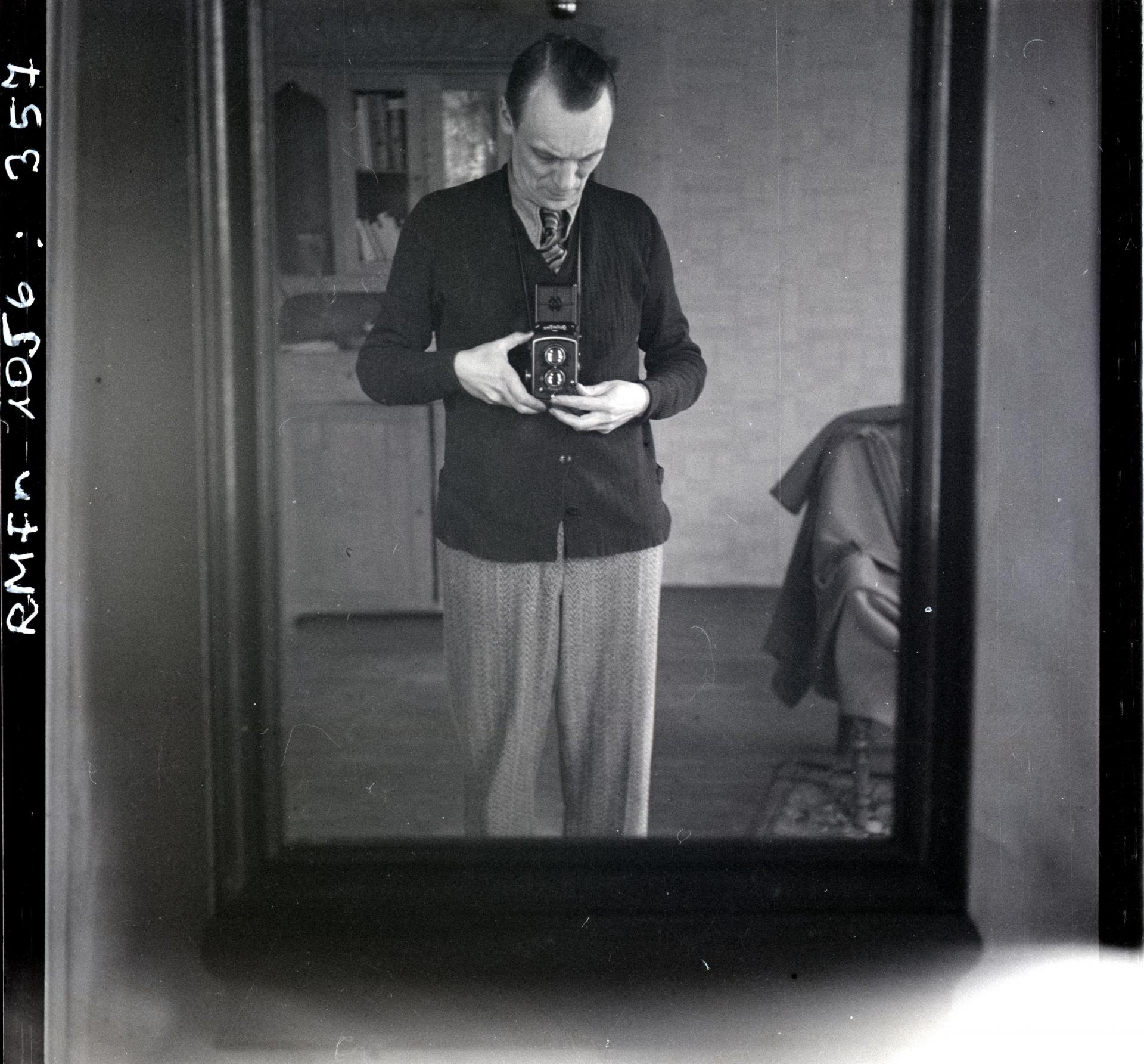 Carl Sarap. Autoportree kaameraga Rolleiflex. Virumaa Muuseumid, RMFn 1056:357